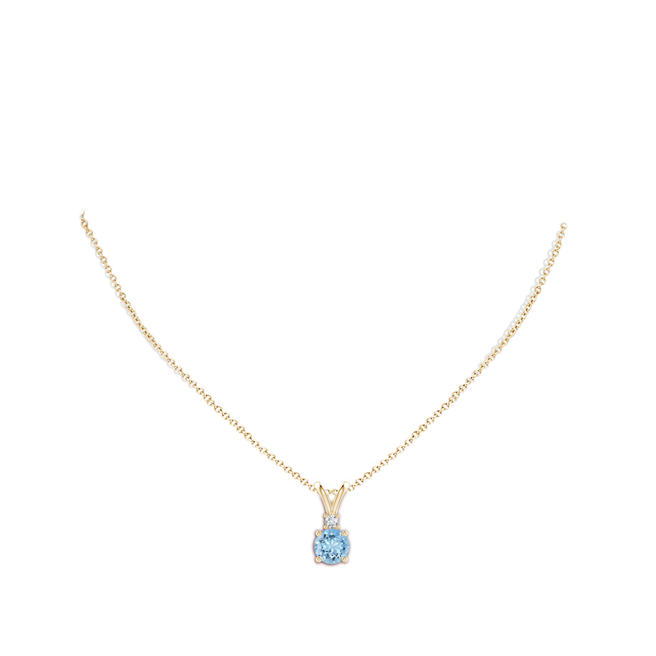 8mm AAAA Round Aquamarine Solitaire V-Bale Pendant with Diamond in Yellow Gold pen