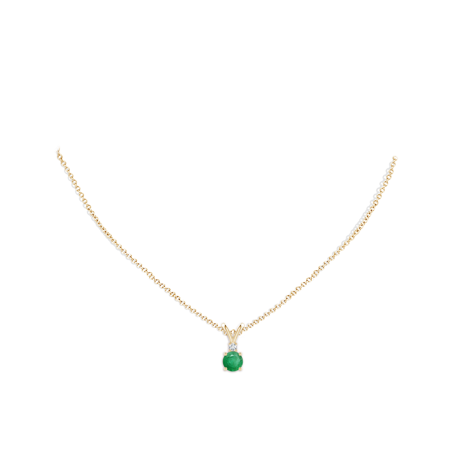 6mm A Round Emerald Solitaire V-Bale Pendant with Diamond in Yellow Gold pen