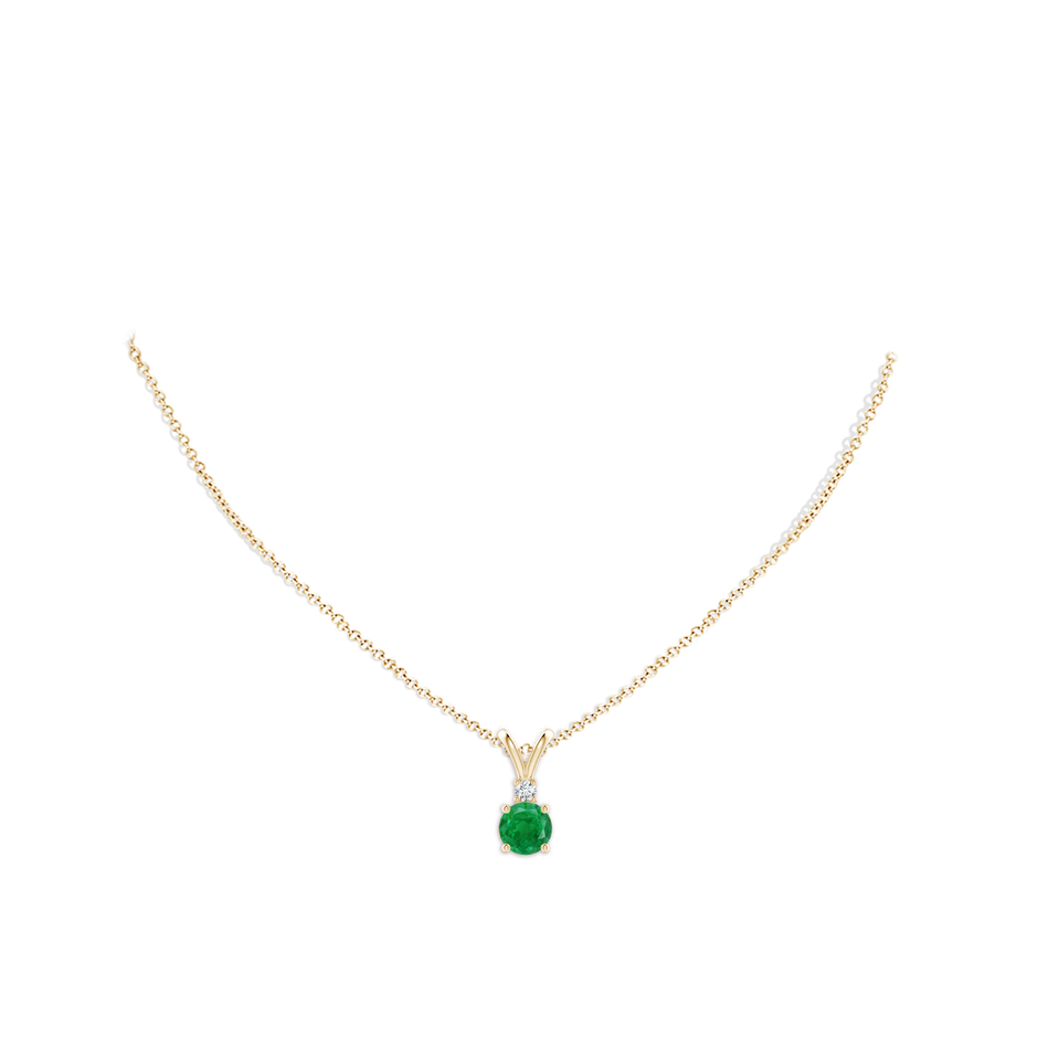 7mm AA Round Emerald Solitaire V-Bale Pendant with Diamond in Yellow Gold pen