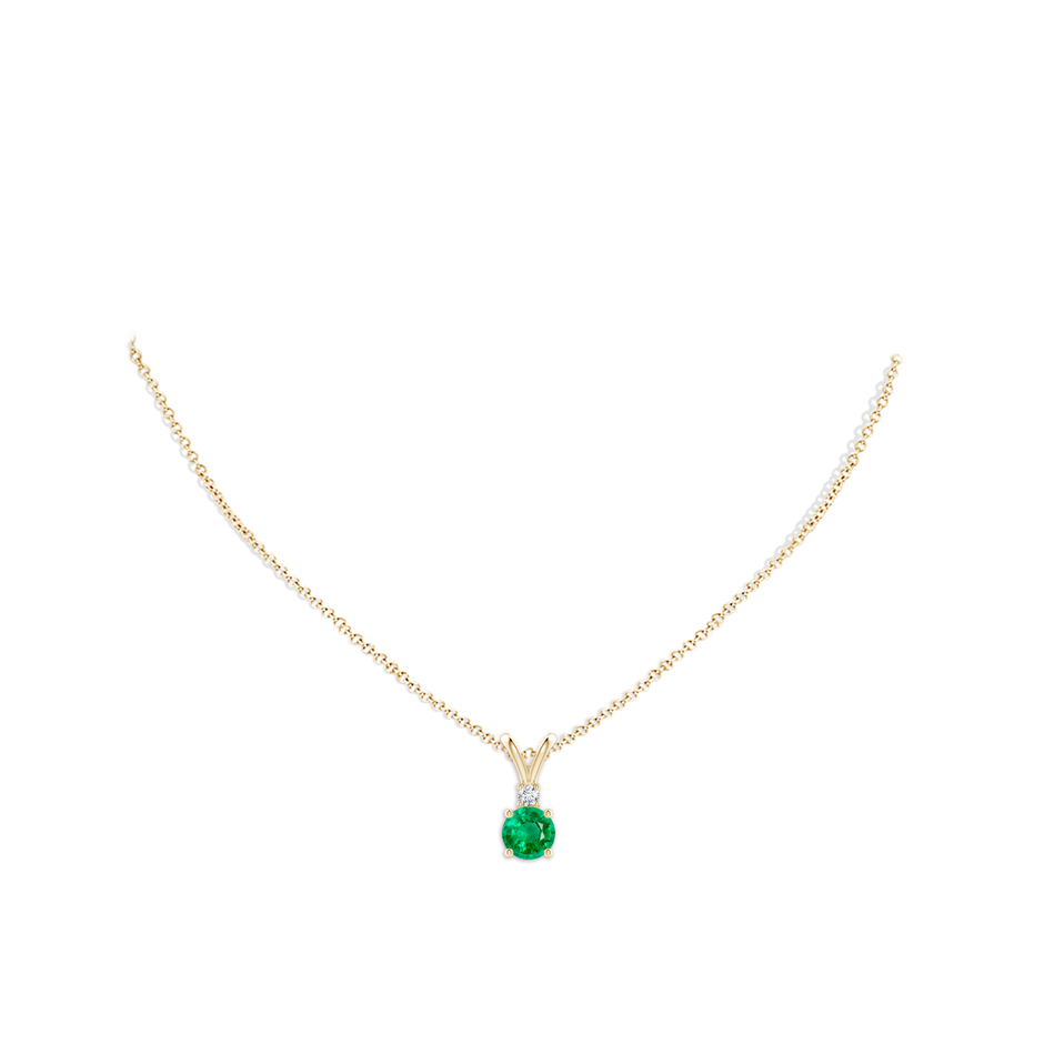 7mm AAA Round Emerald Solitaire V-Bale Pendant with Diamond in Yellow Gold pen