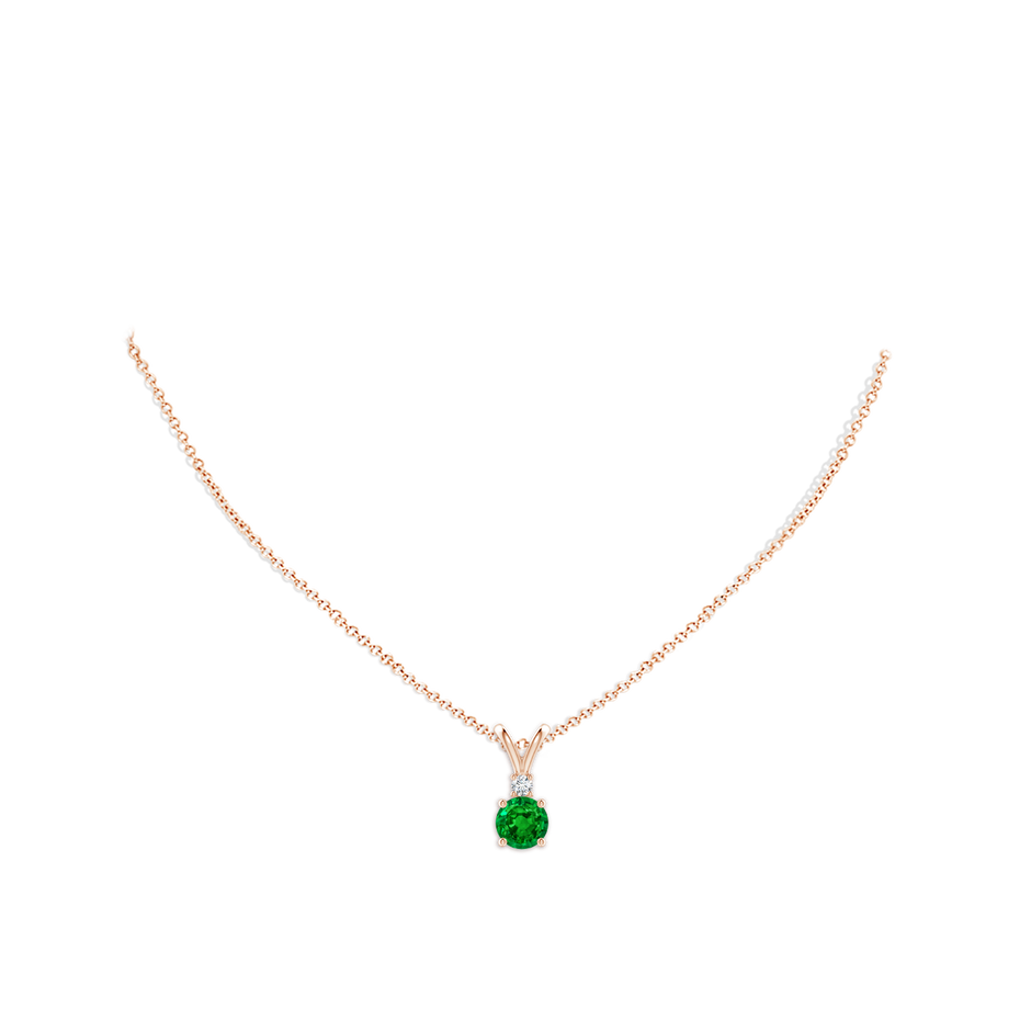 7mm AAAA Round Emerald Solitaire V-Bale Pendant with Diamond in Rose Gold pen