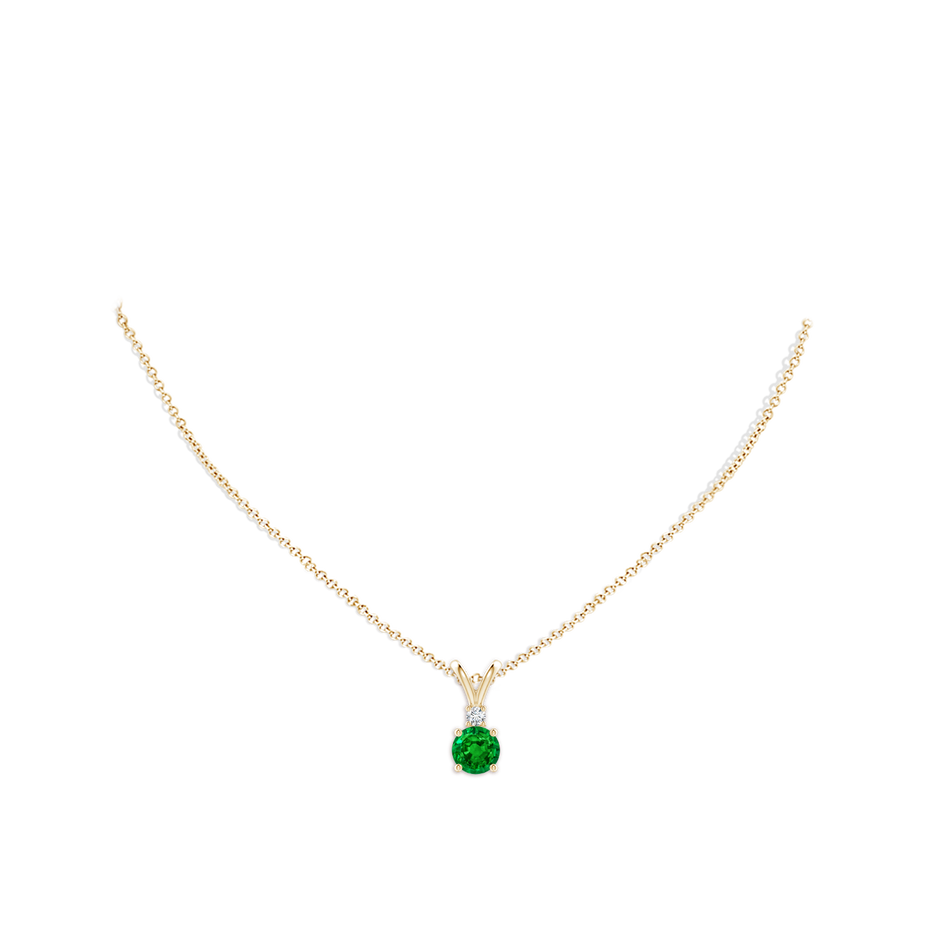 7mm AAAA Round Emerald Solitaire V-Bale Pendant with Diamond in Yellow Gold pen