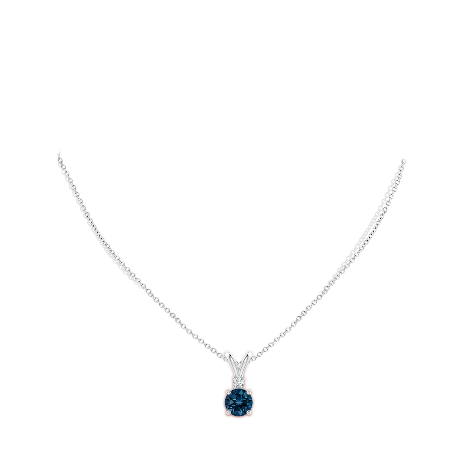 8mm AAAA Round London Blue Topaz Solitaire Pendant with Diamond in White Gold pen