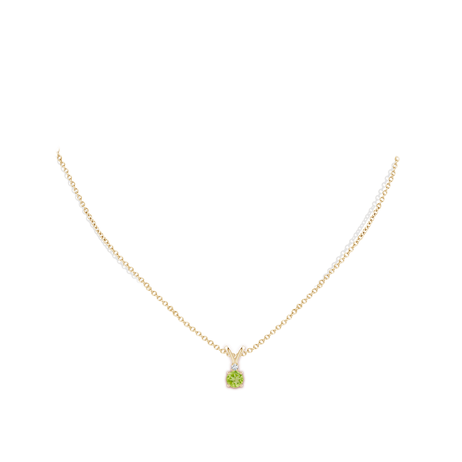 5mm AA Round Peridot Solitaire V-Bale Pendant with Diamond in Yellow Gold pen