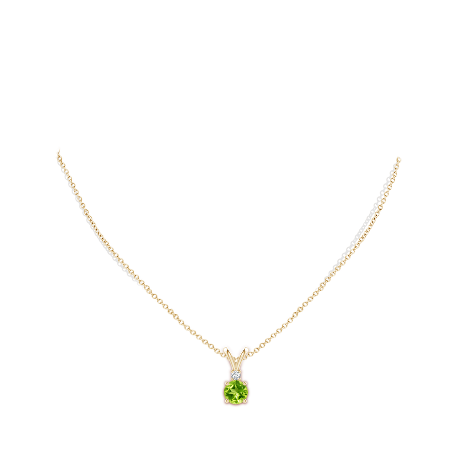 7mm AAA Round Peridot Solitaire V-Bale Pendant with Diamond in Yellow Gold pen