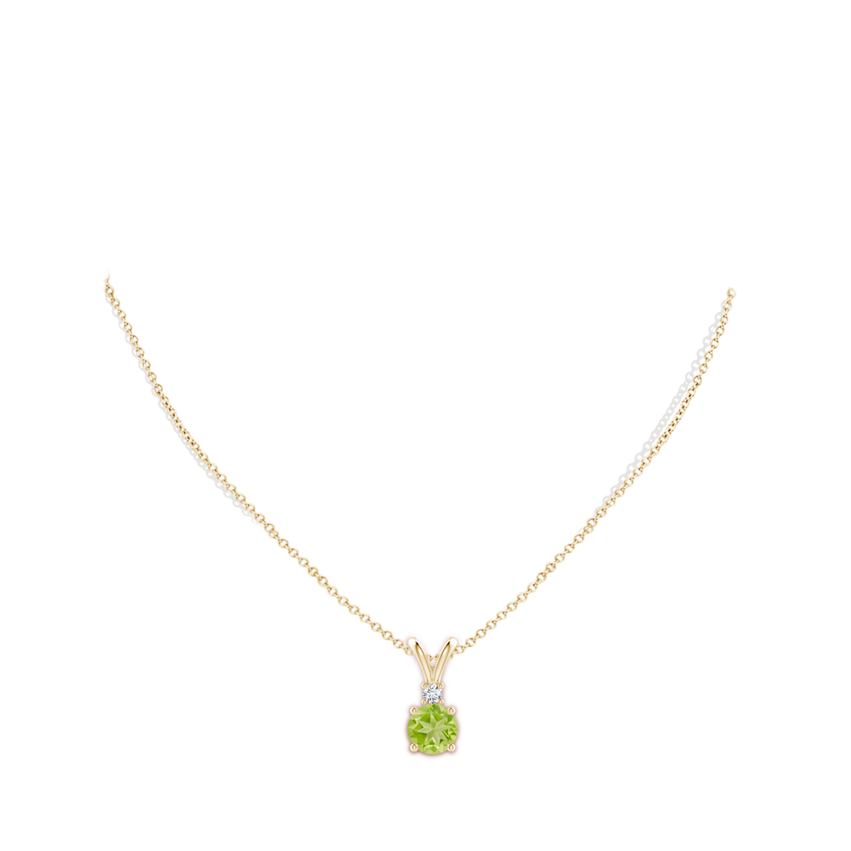 8mm AA Round Peridot Solitaire V-Bale Pendant with Diamond in Yellow Gold pen