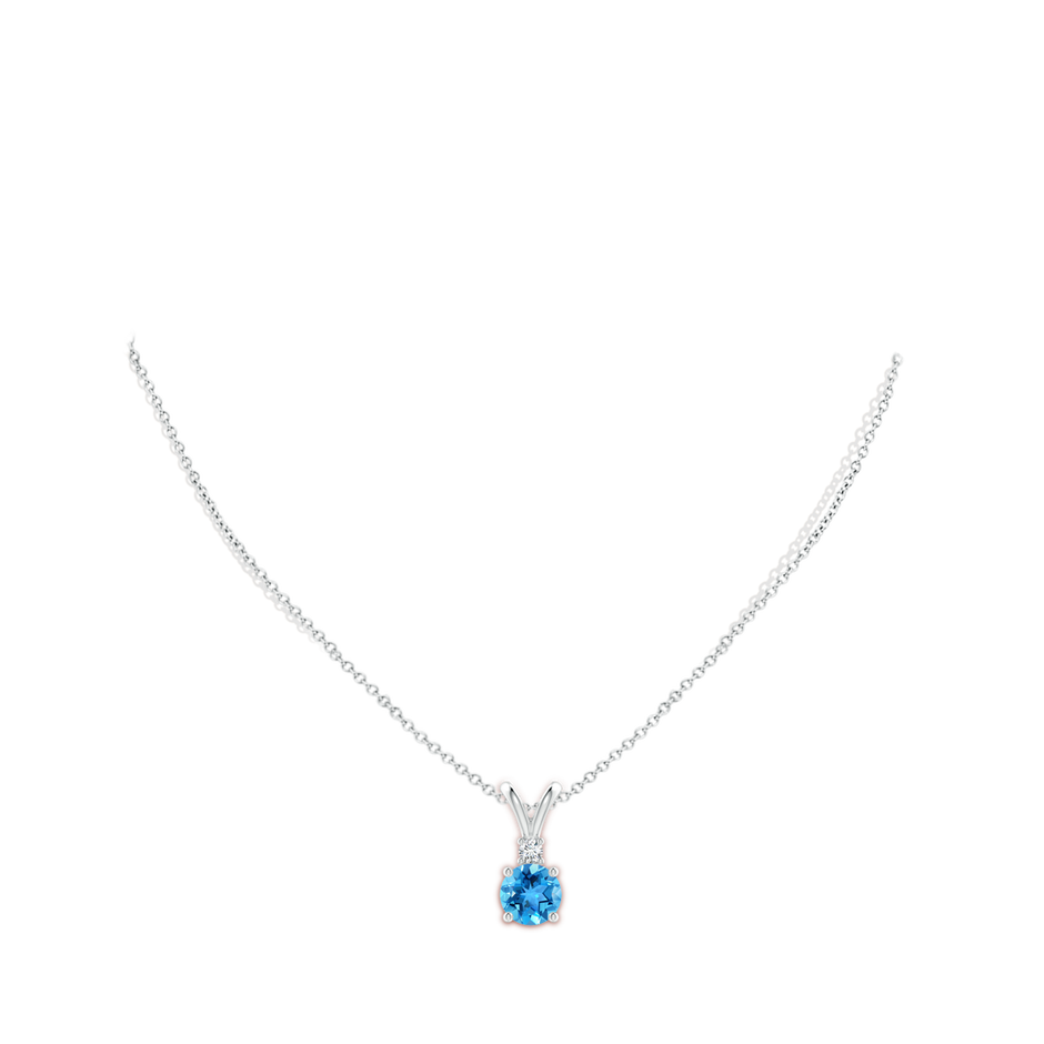 8mm AAA Round Swiss Blue Topaz Solitaire V-Bale Pendant with Diamond in White Gold pen