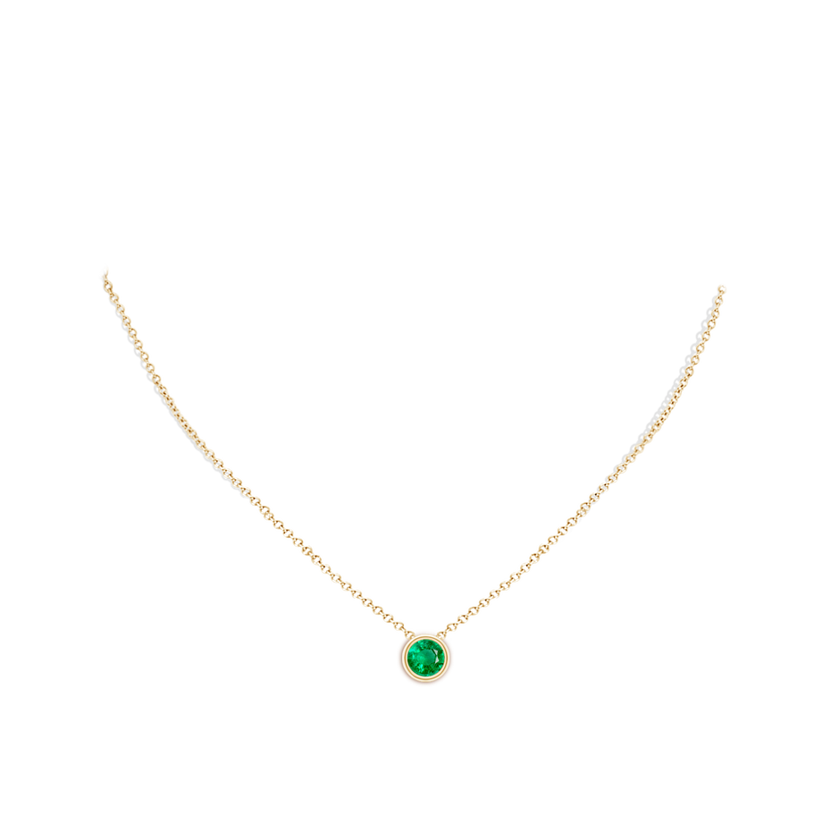 7mm AAA Bezel-Set Round Emerald Solitaire Pendant in Yellow Gold pen