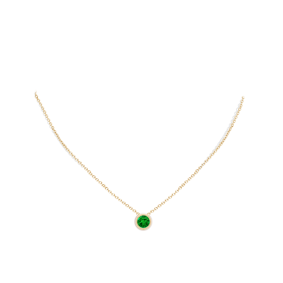 7mm AAAA Bezel-Set Round Emerald Solitaire Pendant in Yellow Gold pen