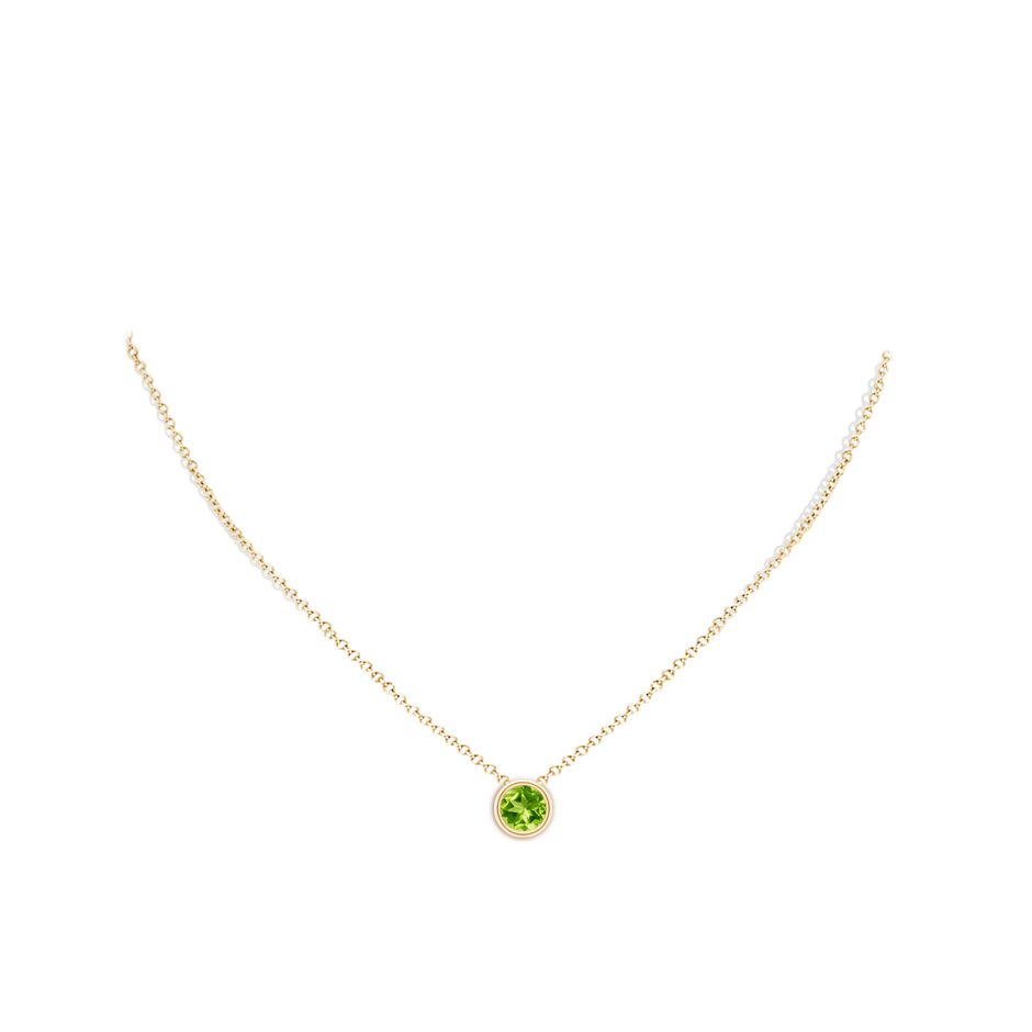 7mm AAA Bezel-Set Round Peridot Solitaire Pendant in Yellow Gold pen
