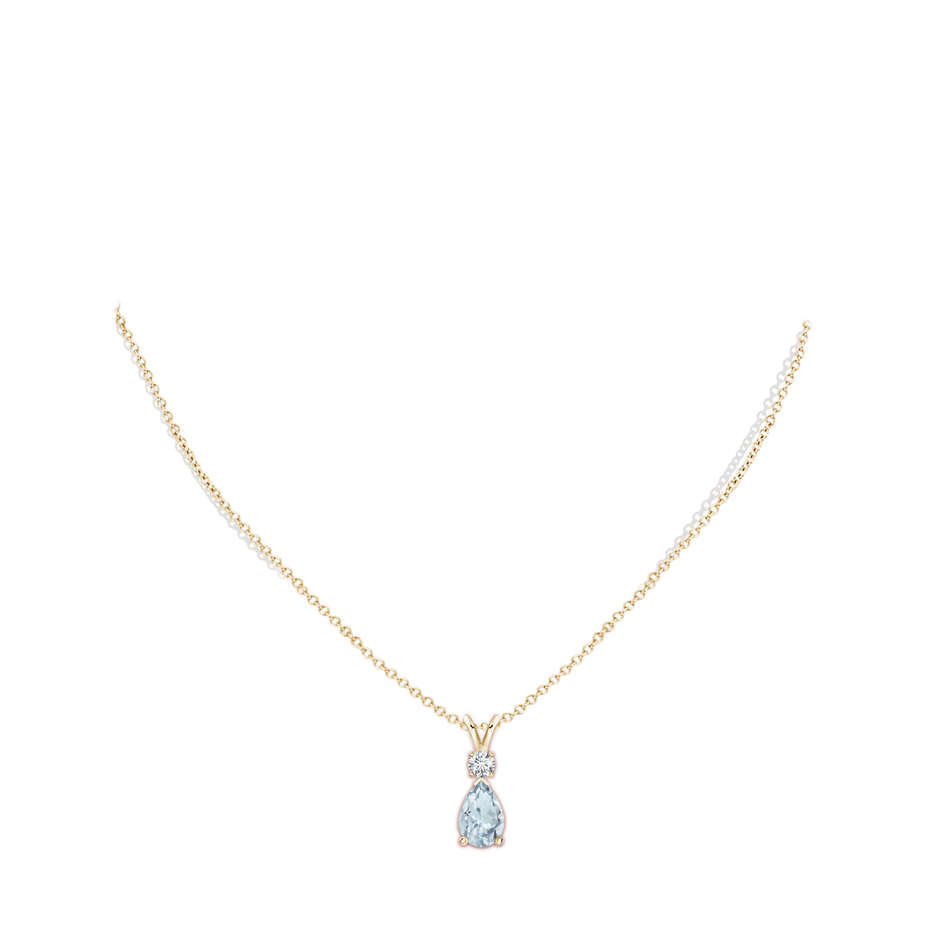 10x7mm A Aquamarine Teardrop Pendant with Diamond in Yellow Gold pen