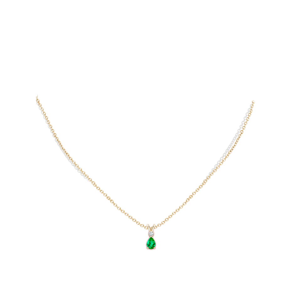 6x4mm AAA Prong-Set Emerald Teardrop V-Bale Pendant with Diamond in Yellow Gold pen