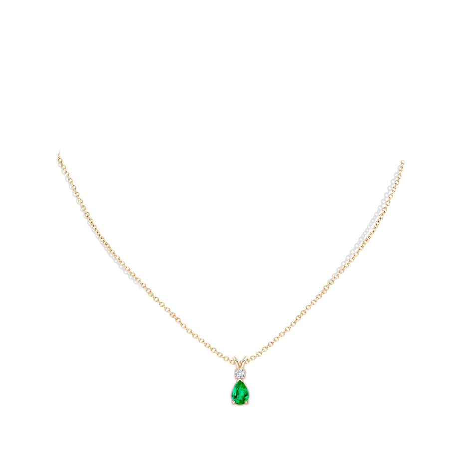 7x5mm AAA Emerald Teardrop Pendant with Diamond in Yellow Gold pen