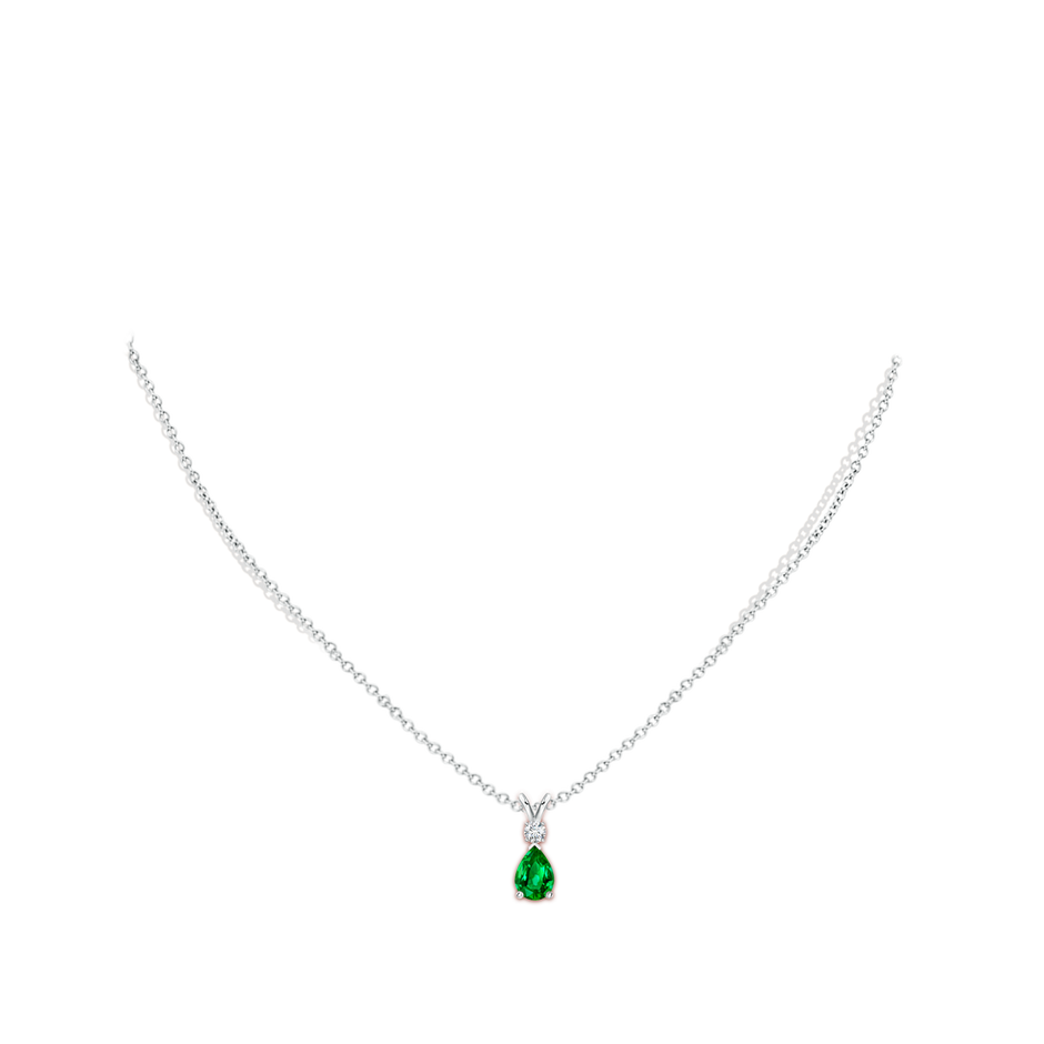 7x5mm AAAA Prong-Set Emerald Teardrop V-Bale Pendant with Diamond in White Gold pen