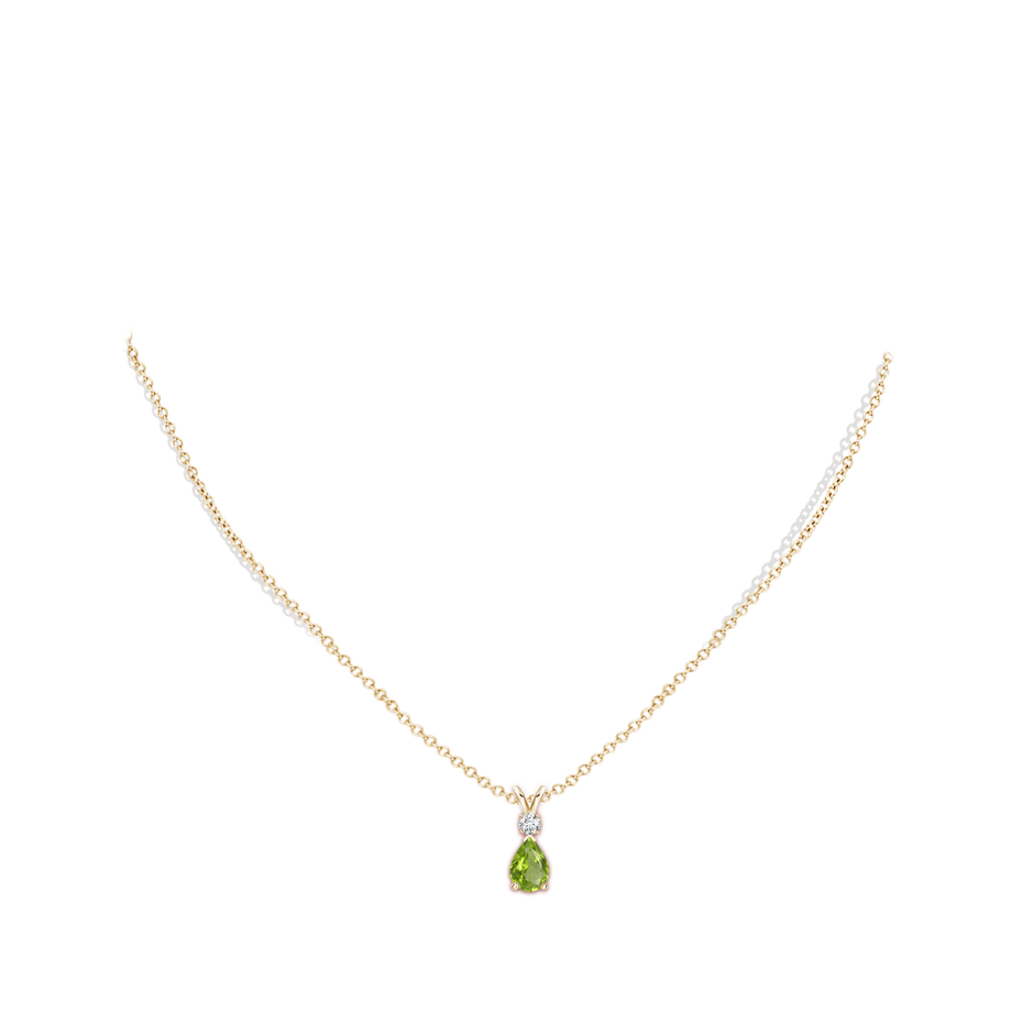 7x5mm AA Prong-Set Peridot Teardrop V-Bale Pendant with Diamond in 9K Yellow Gold pen
