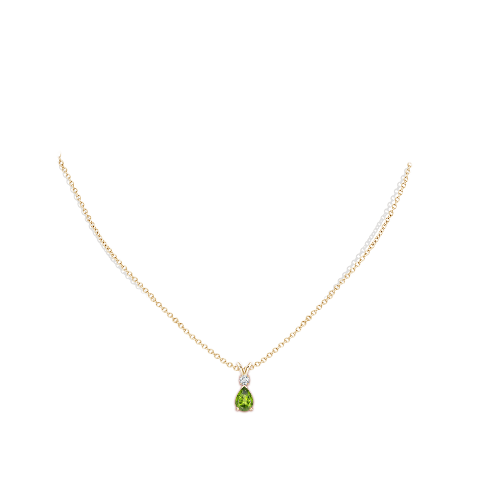 7x5mm AAA Prong-Set Peridot Teardrop V-Bale Pendant with Diamond in Yellow Gold pen