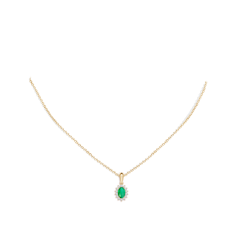 6x4mm A Oval Emerald Pendant with Floral Diamond Halo in 9K Yellow Gold pen