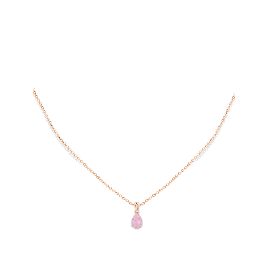 9x6mm AAAA Pear-Shaped Rose Quartz Solitaire Pendant in Rose Gold pen
