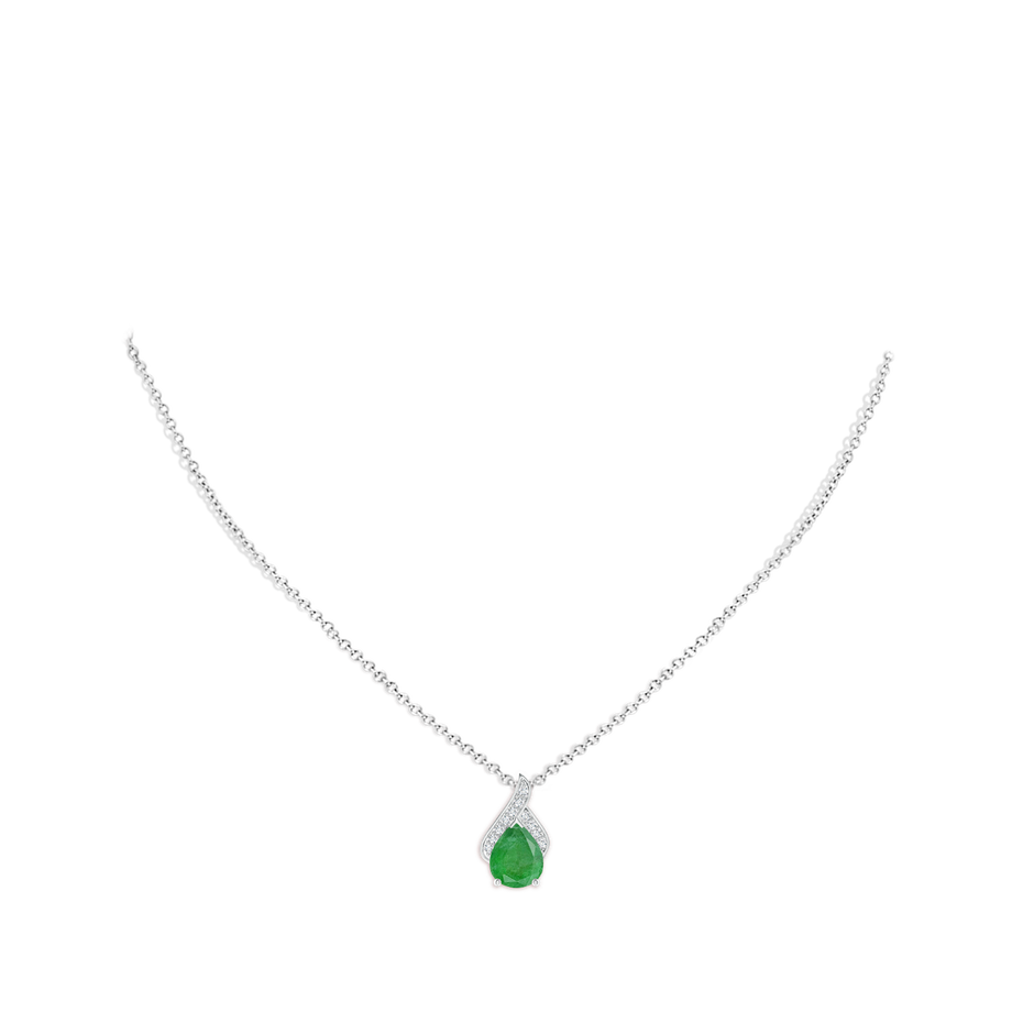 10x8mm A Solitaire Pear-Shaped Emerald Flame Pendant in White Gold pen
