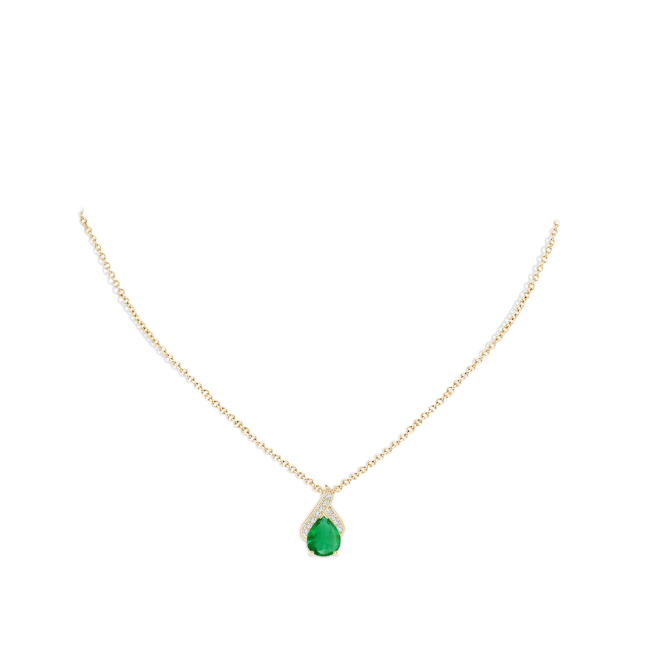 10x8mm AA Solitaire Pear-Shaped Emerald Flame Pendant in Yellow Gold pen