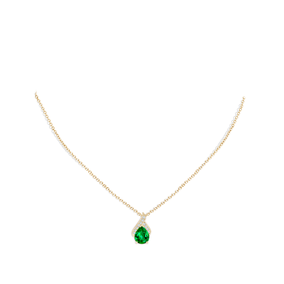 10x8mm AAAA Solitaire Pear-Shaped Emerald Flame Pendant in Yellow Gold pen