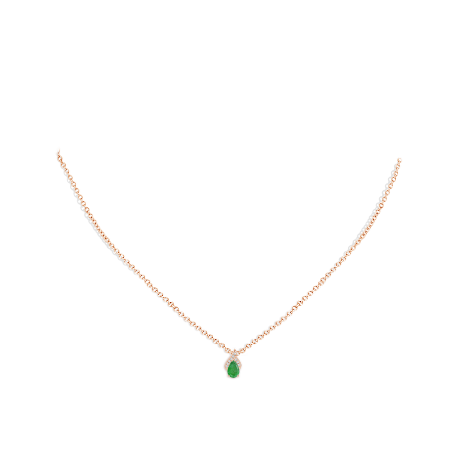 6x4mm A Solitaire Pear-Shaped Emerald Flame Pendant in Rose Gold pen