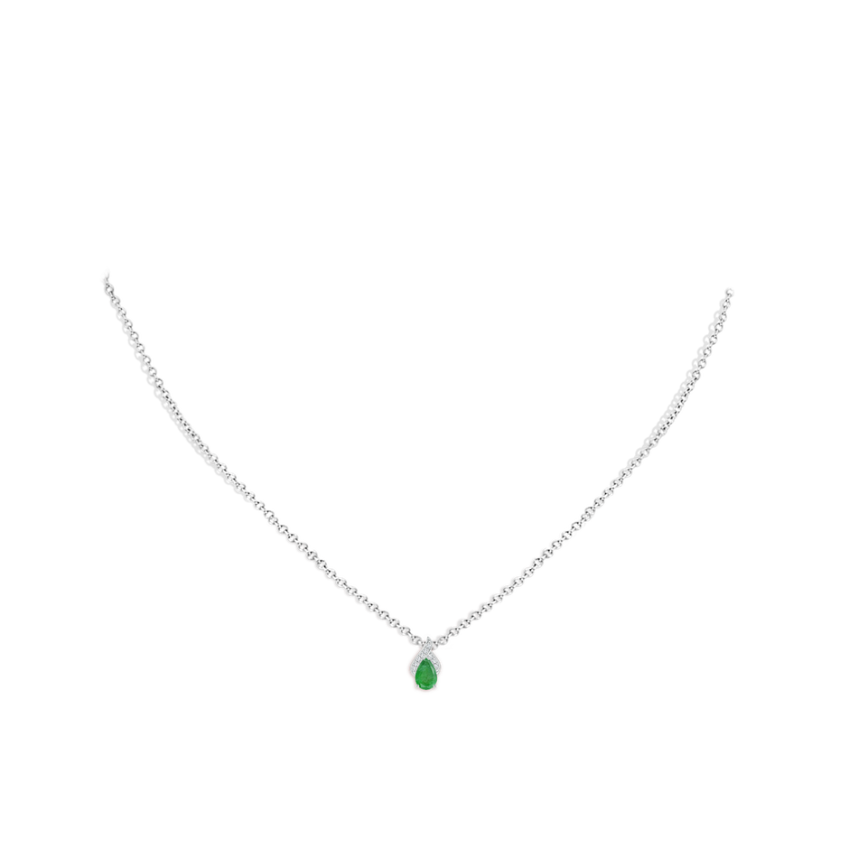 6x4mm A Solitaire Pear-Shaped Emerald Flame Pendant in White Gold pen