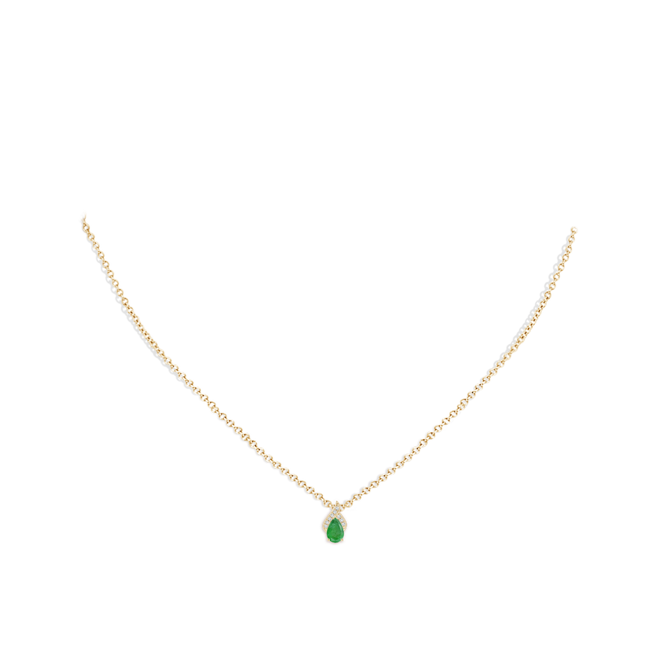 6x4mm A Solitaire Pear-Shaped Emerald Flame Pendant in Yellow Gold pen