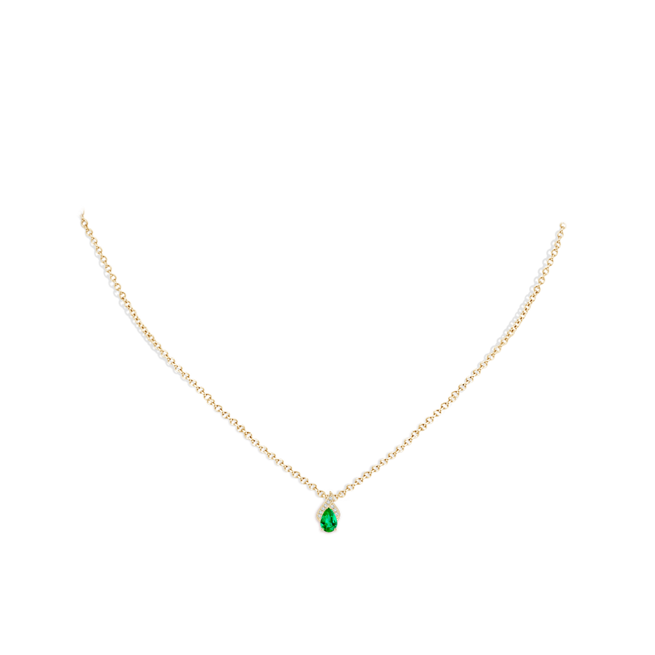 6x4mm AAA Solitaire Pear-Shaped Emerald Flame Pendant in Yellow Gold pen