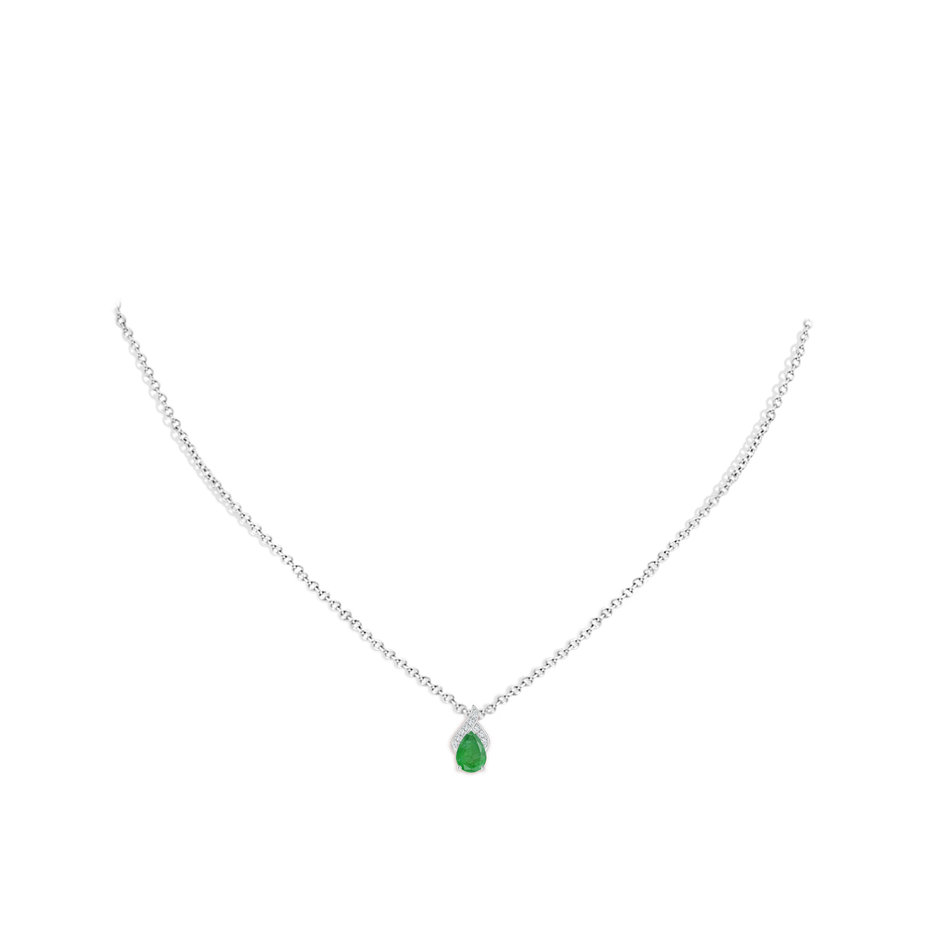 7x5mm A Solitaire Pear-Shaped Emerald Flame Pendant in P950 Platinum pen