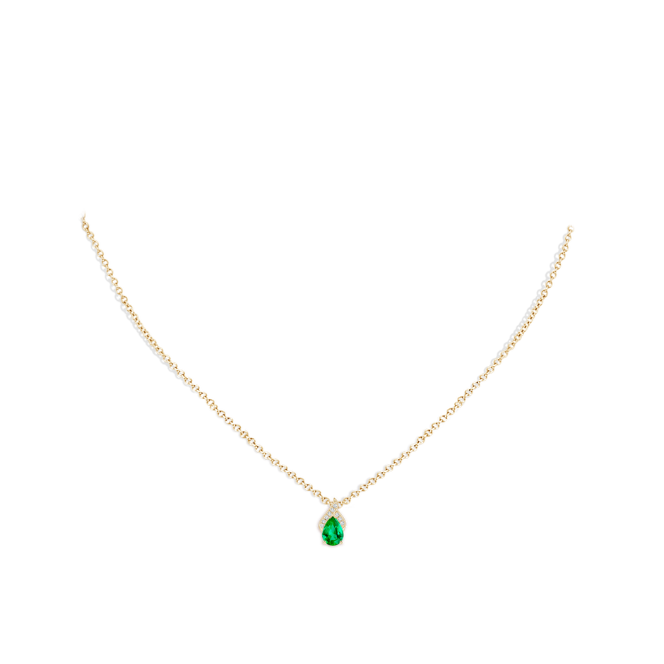 7x5mm AAA Solitaire Pear-Shaped Emerald Flame Pendant in Yellow Gold pen