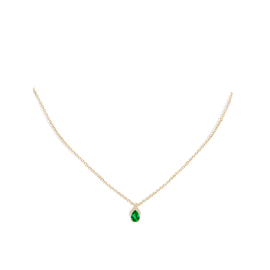 7x5mm AAAA Solitaire Pear-Shaped Emerald Flame Pendant in Yellow Gold pen