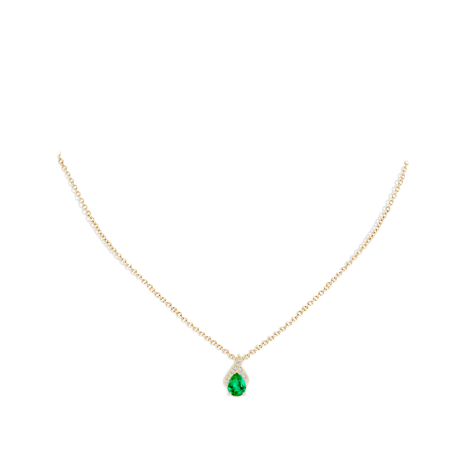 8x6mm AAA Solitaire Pear-Shaped Emerald Flame Pendant in Yellow Gold pen