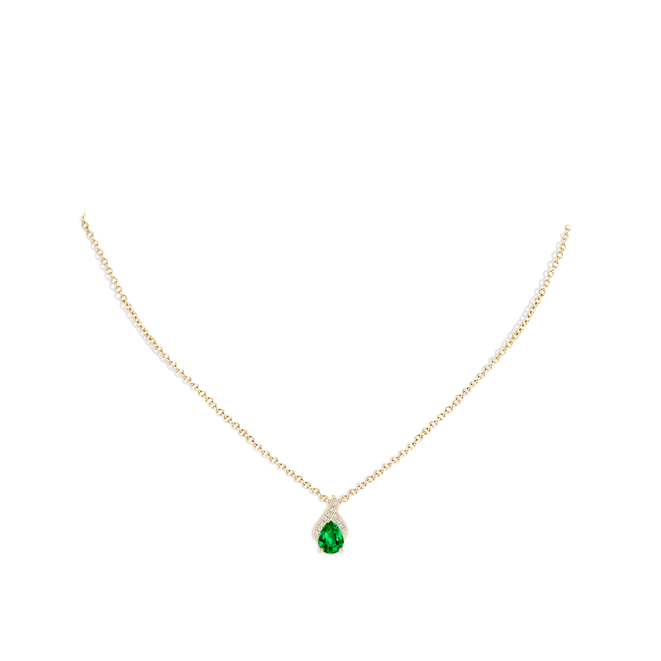 8x6mm AAAA Solitaire Pear-Shaped Emerald Flame Pendant in Yellow Gold pen