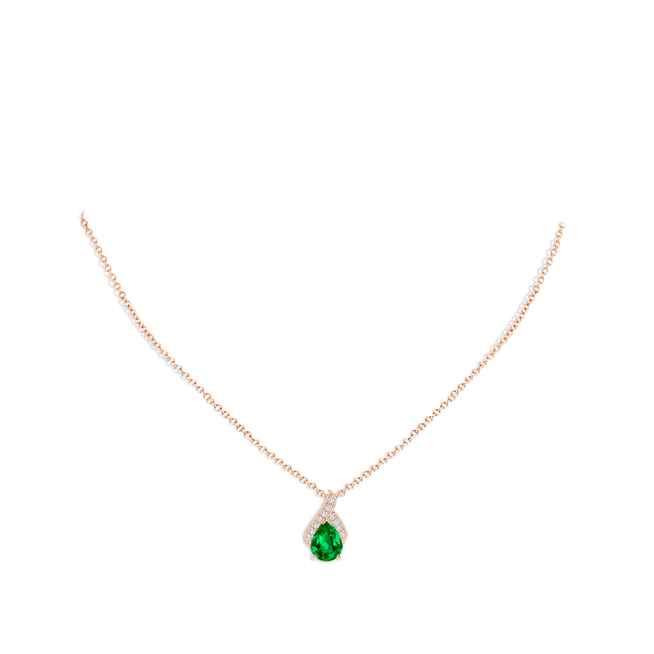 9x7mm AAAA Solitaire Pear-Shaped Emerald Flame Pendant in Rose Gold pen