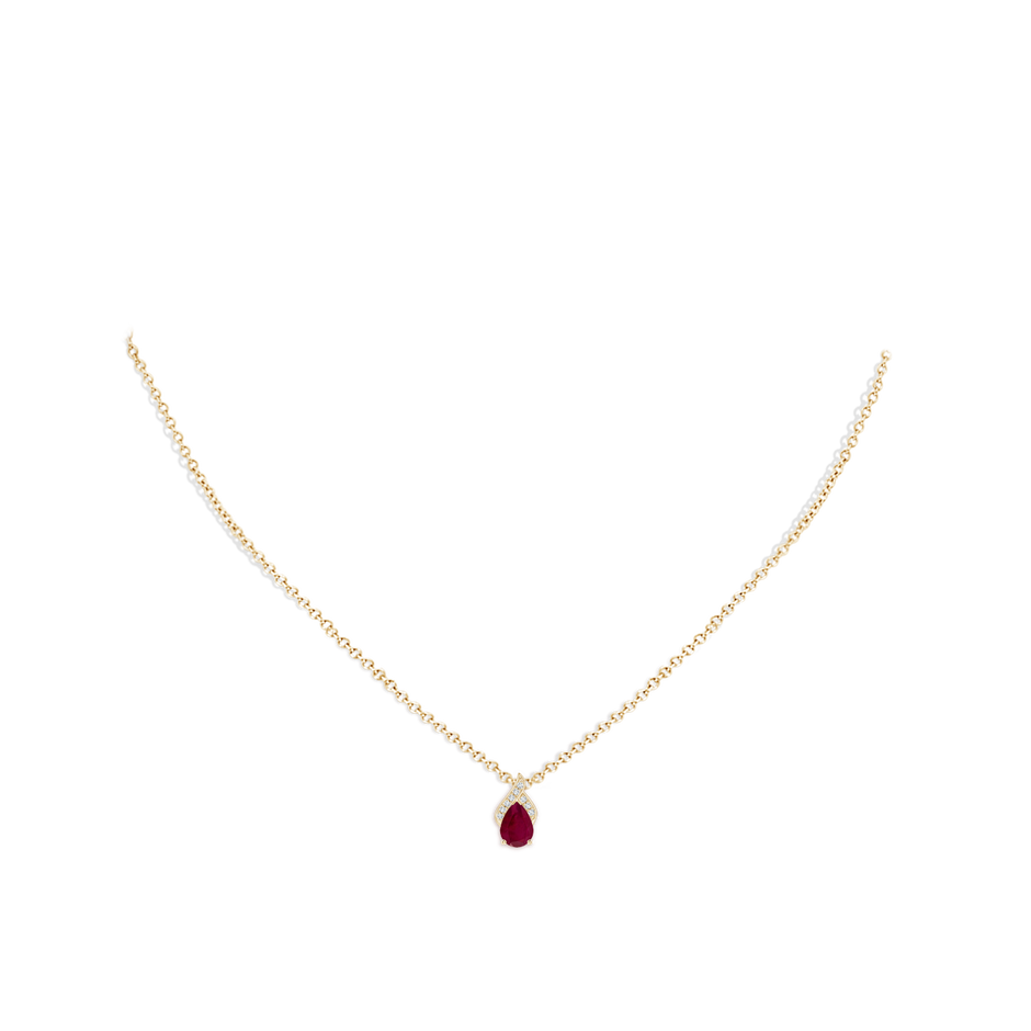 7x5mm A Solitaire Pear-Shaped Ruby Flame Pendant in Yellow Gold pen