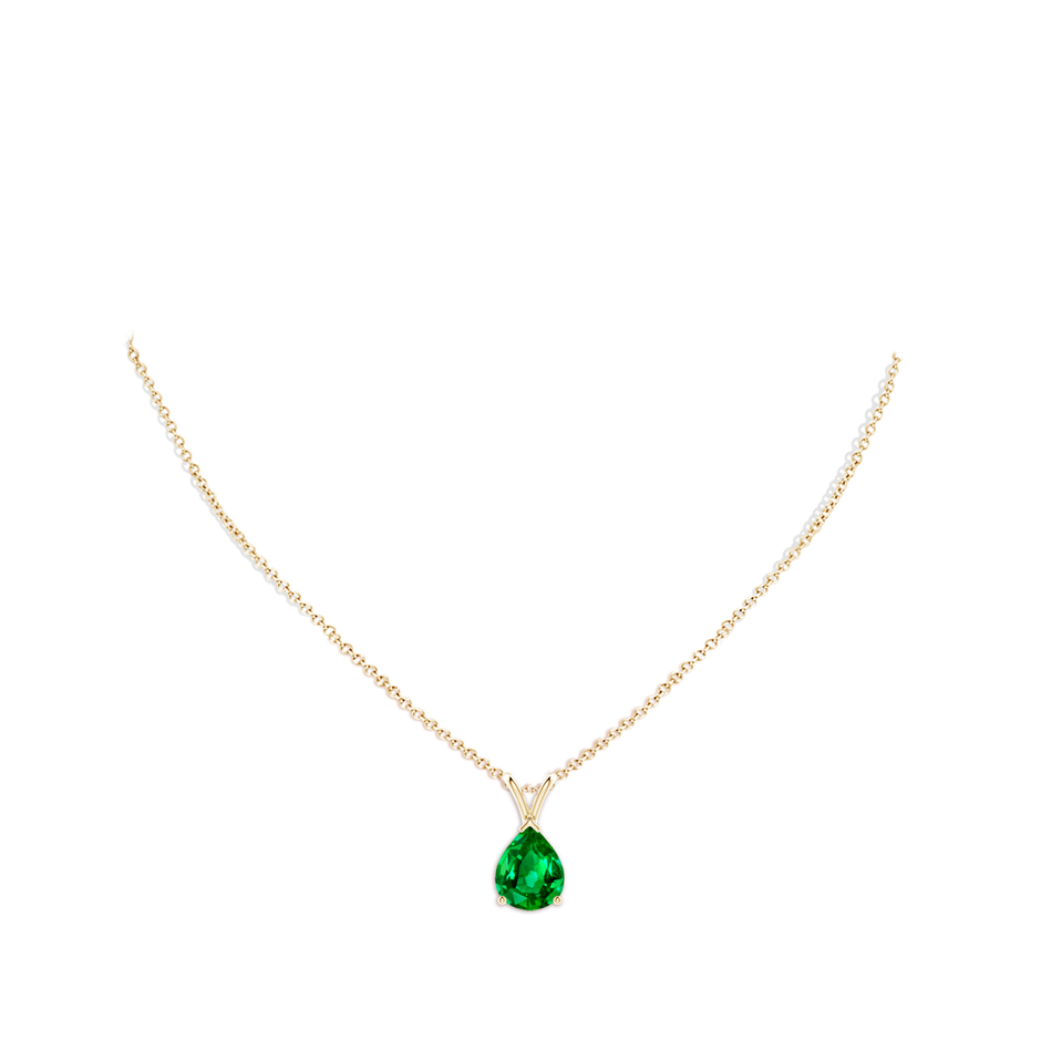 10x8mm AAAA V-Bale Pear-Shaped Emerald Solitaire Pendant in Yellow Gold pen