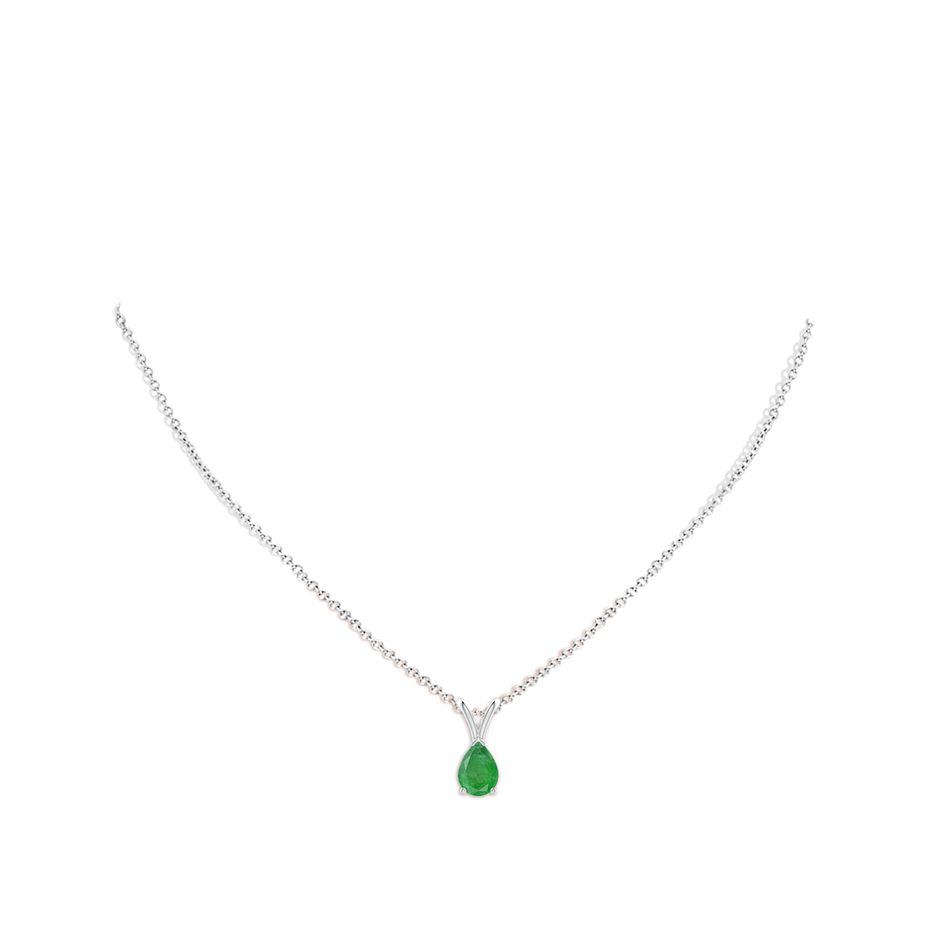 7x5mm A V-Bale Pear-Shaped Emerald Solitaire Pendant in White Gold pen