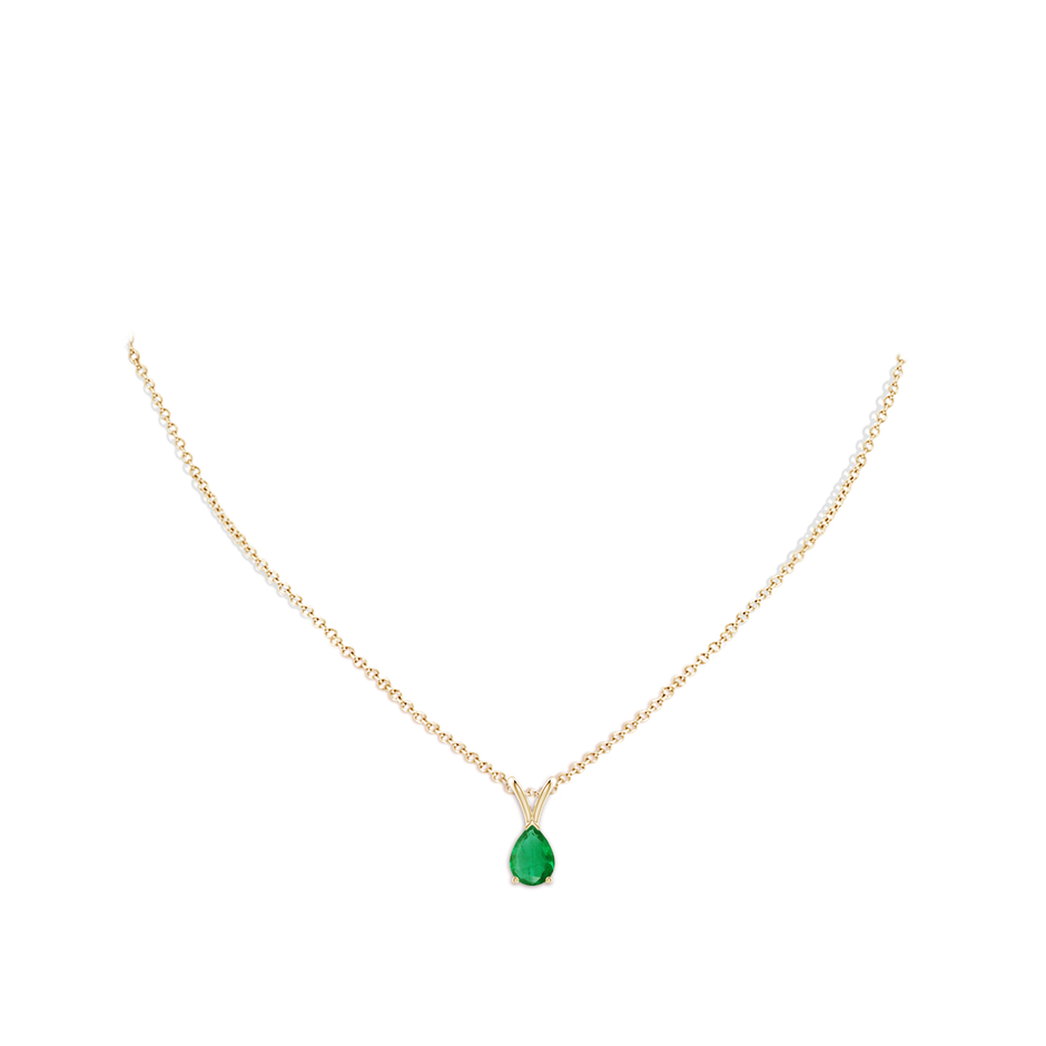 7x5mm AA V-Bale Pear-Shaped Emerald Solitaire Pendant in Yellow Gold pen