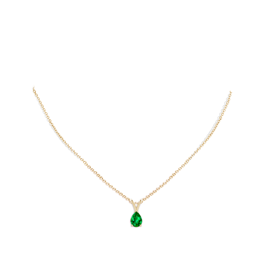 7x5mm AAAA V-Bale Pear-Shaped Emerald Solitaire Pendant in Yellow Gold pen