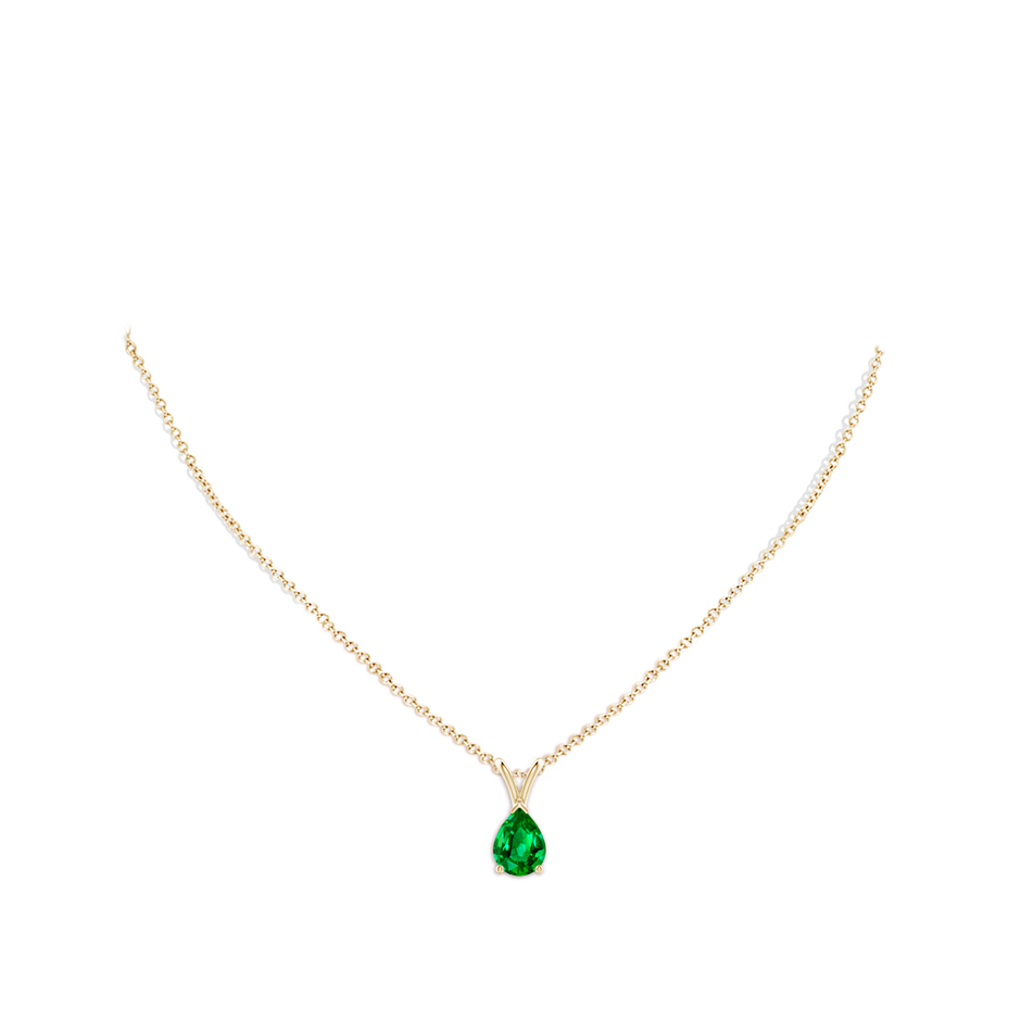 8x6mm AAAA V-Bale Pear-Shaped Emerald Solitaire Pendant in Yellow Gold pen