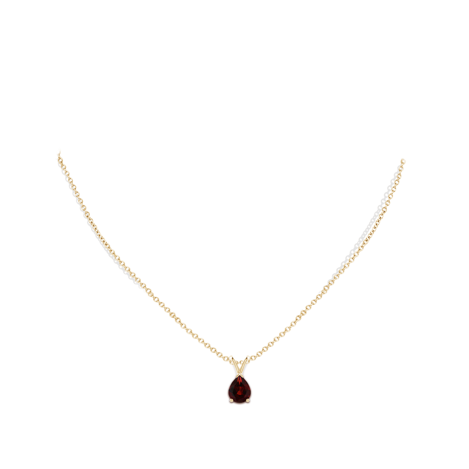 9x7mm AA V-Bale Pear-Shaped Garnet Solitaire Pendant in 9K Yellow Gold pen