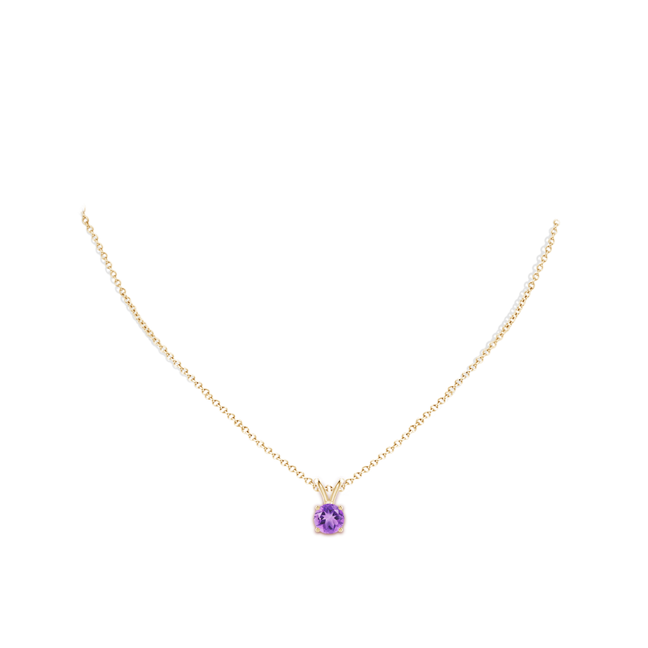 7mm A V-Bale Round Amethyst Solitaire Pendant in 18K Yellow Gold pen