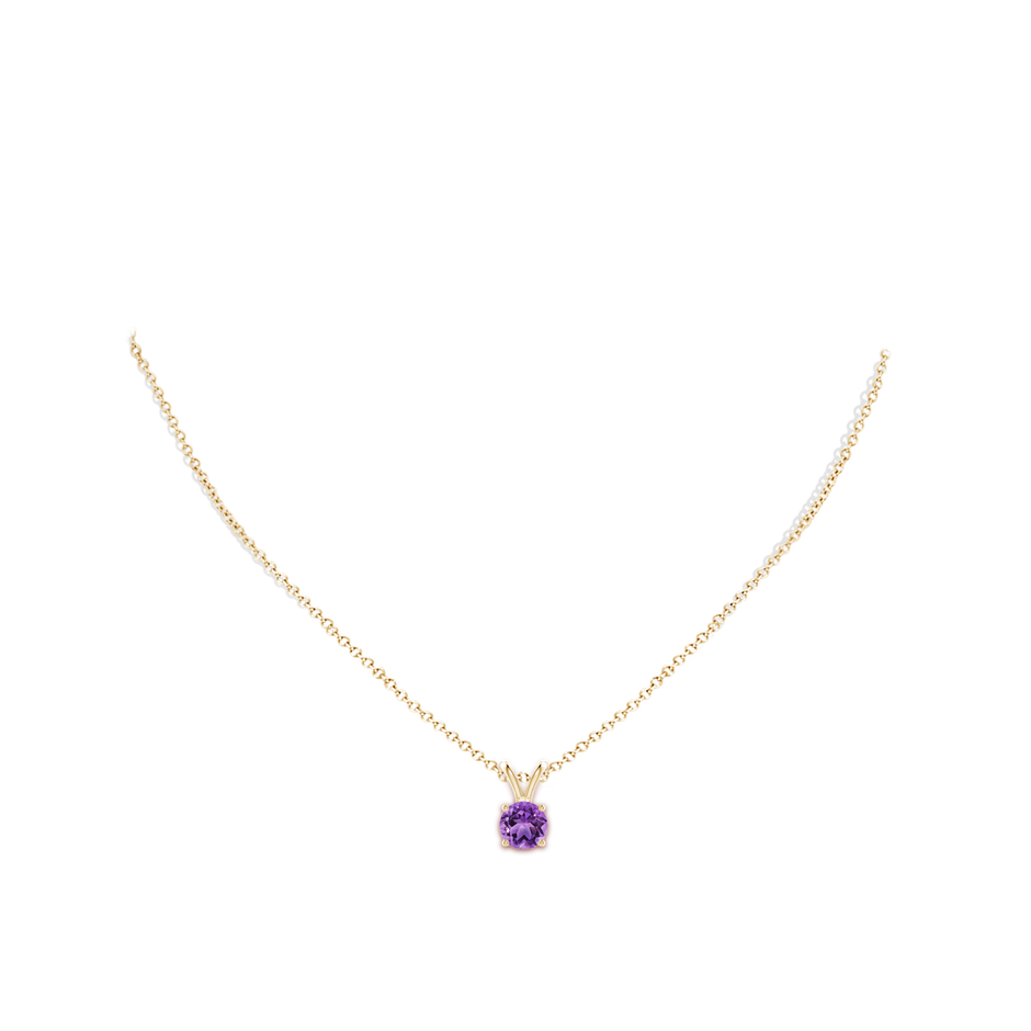 7mm AA V-Bale Round Amethyst Solitaire Pendant in Yellow Gold pen