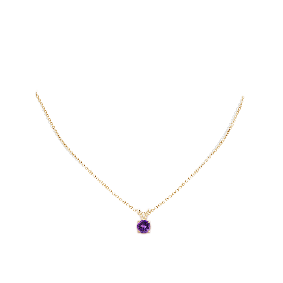 7mm AAAA V-Bale Round Amethyst Solitaire Pendant in Yellow Gold body-neck