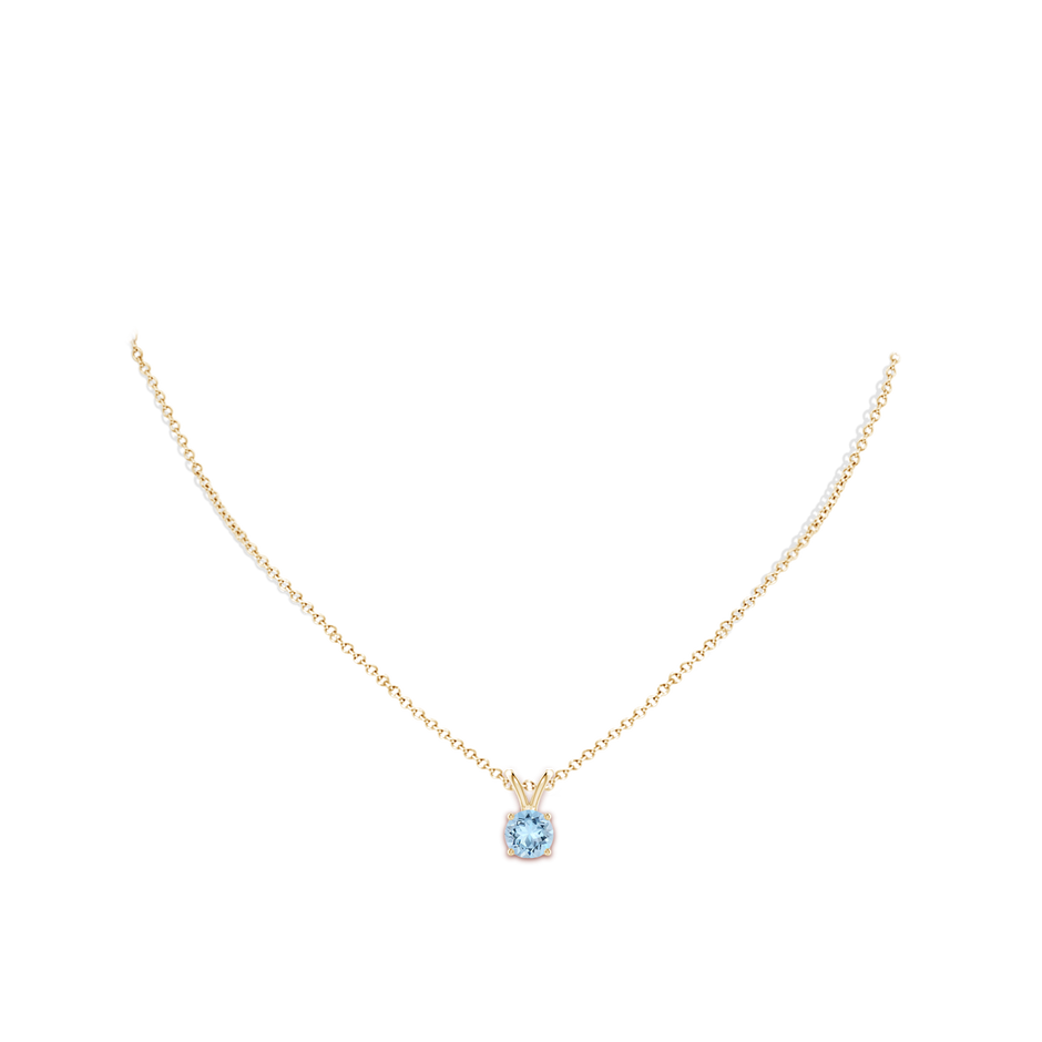 7mm AAA V-Bale Round Aquamarine Solitaire Pendant in Yellow Gold pen