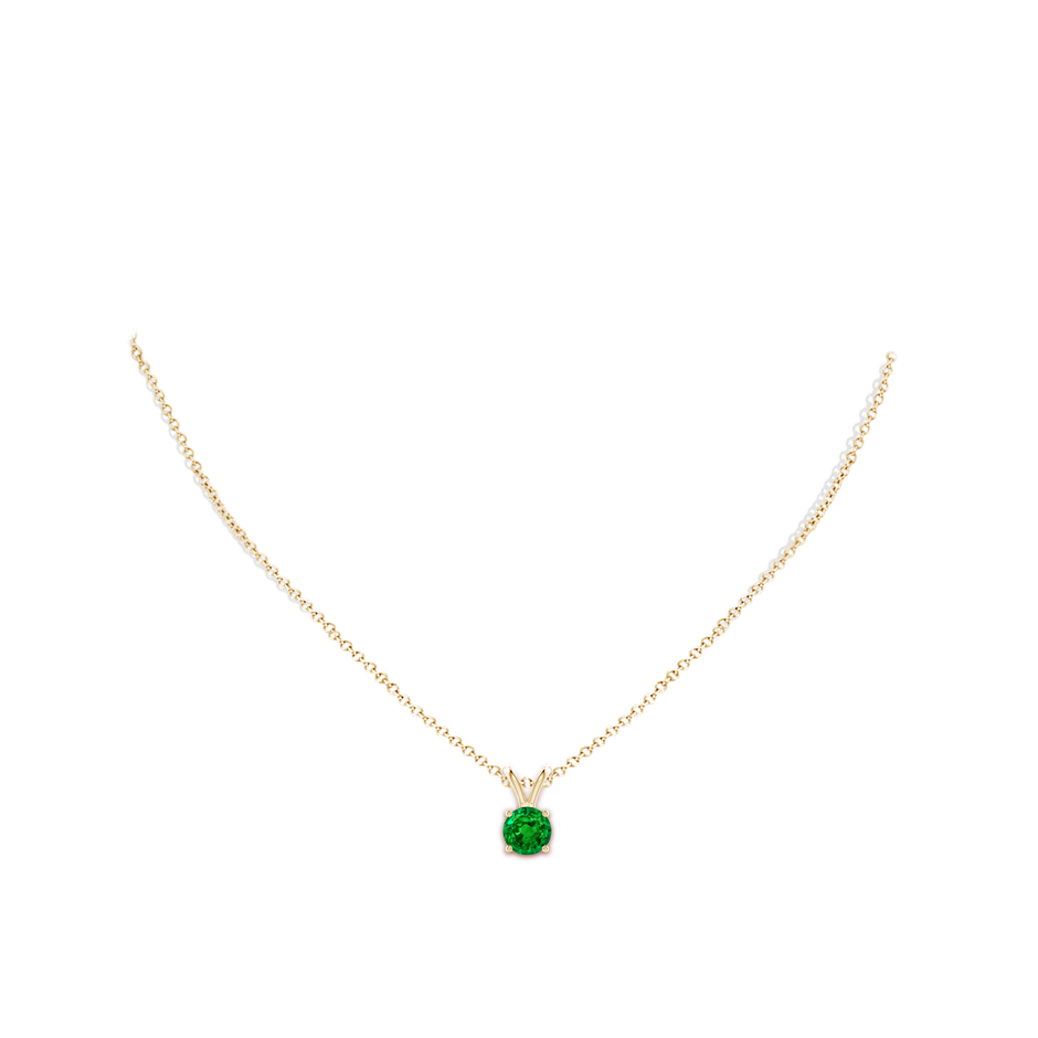 7mm AAAA V-Bale Round Emerald Solitaire Pendant in Yellow Gold pen