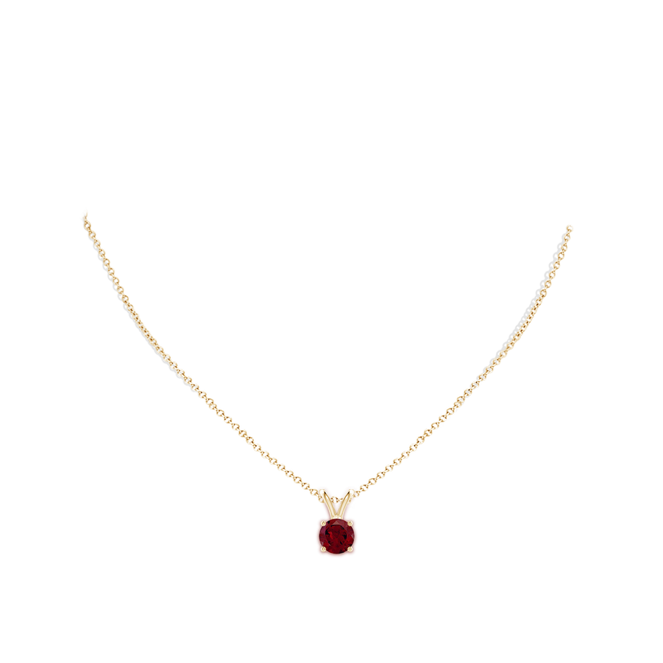 8mm AA V-Bale Round Garnet Solitaire Pendant in Yellow Gold pen