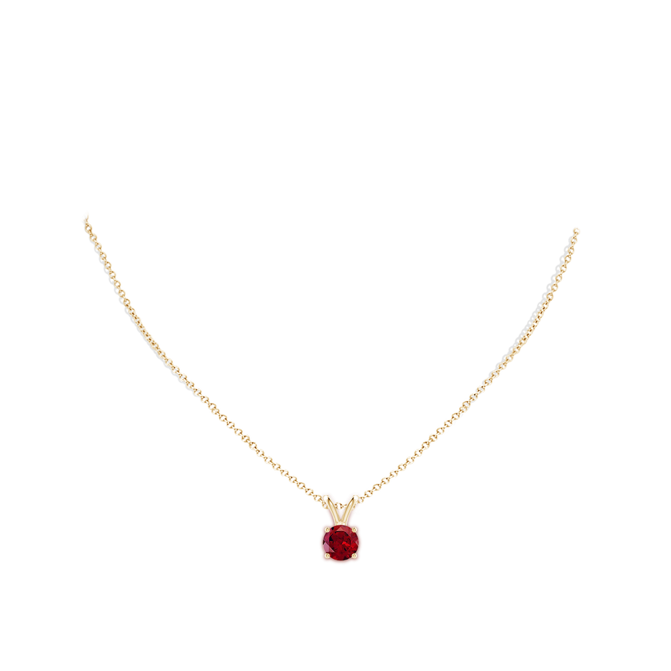 8mm AAAA V-Bale Round Garnet Solitaire Pendant in 18K Yellow Gold pen
