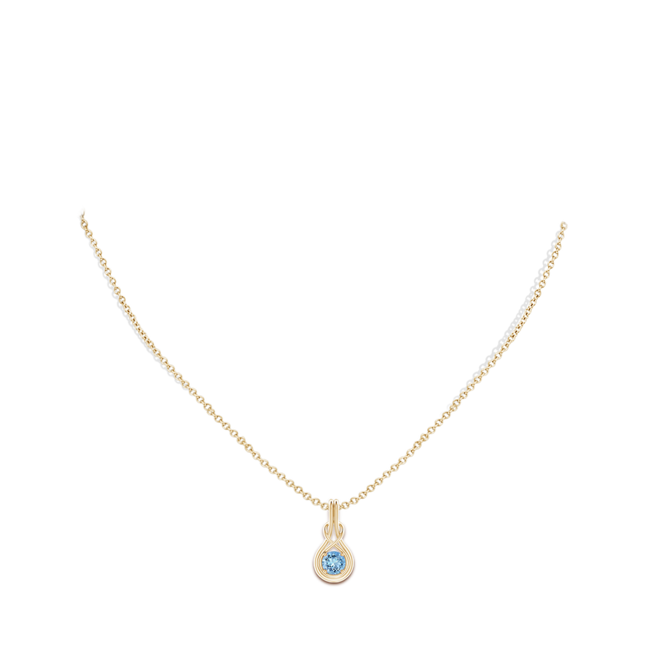 5mm AAAA Round Aquamarine Solitaire Infinity Knot Pendant in Yellow Gold pen